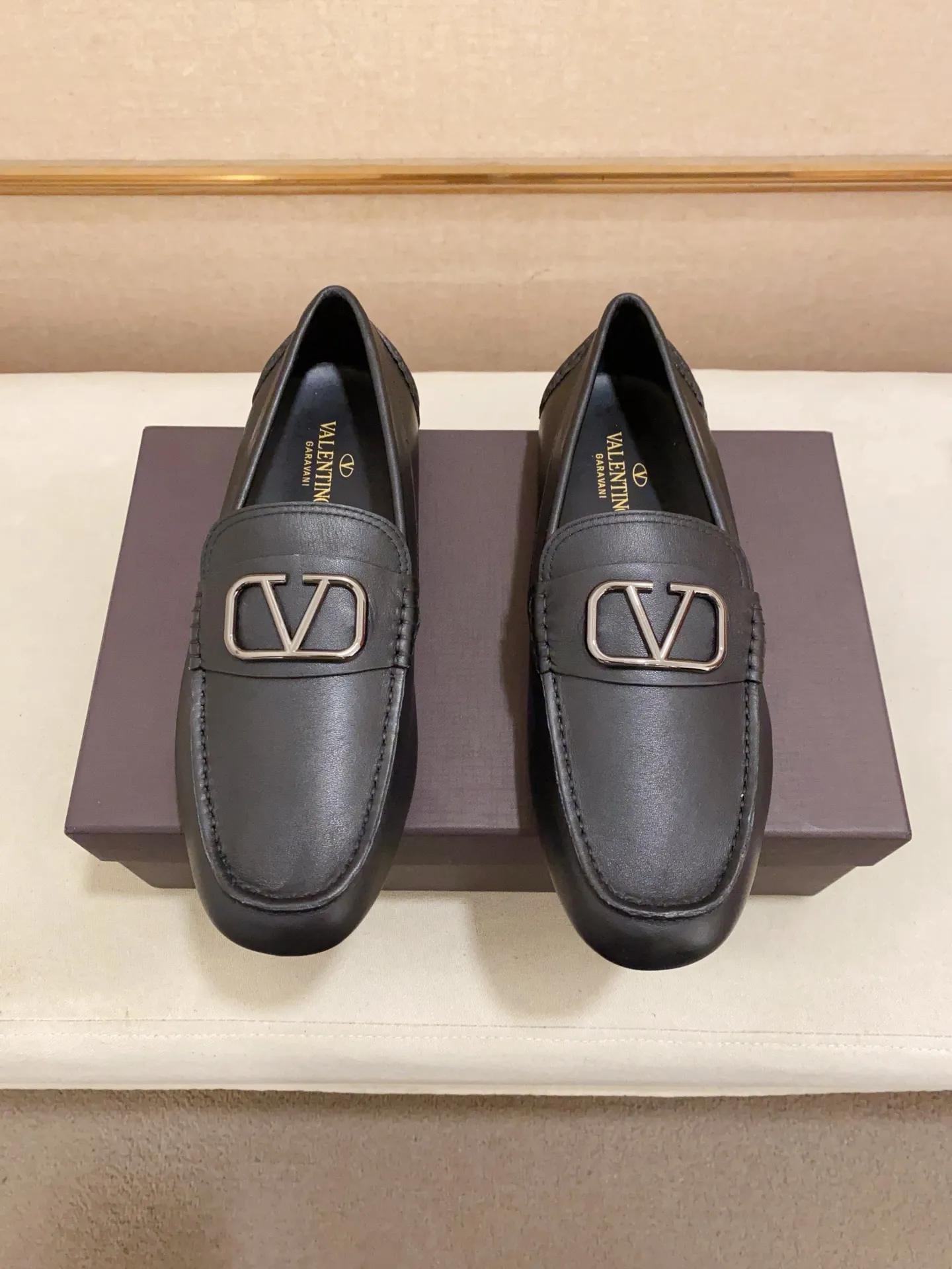 Men's shoes💰: 680💰VALENTINO, made of imported cowhide with imported water-dyed cowhide lining, iconic hardware and iconic wear-resistant outsole. 38-44. 45 VALENTINO packaging can be customized to enjoy the brand’s iconic product packaging